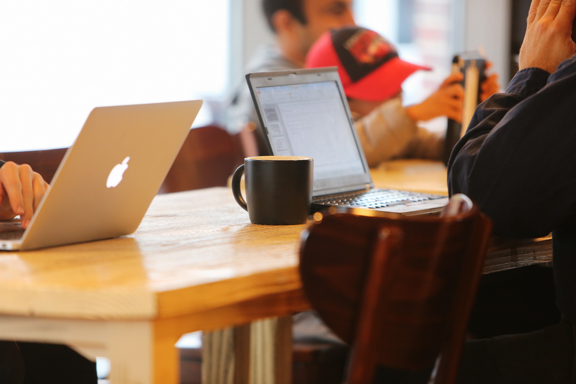 jobbar med datorn på café