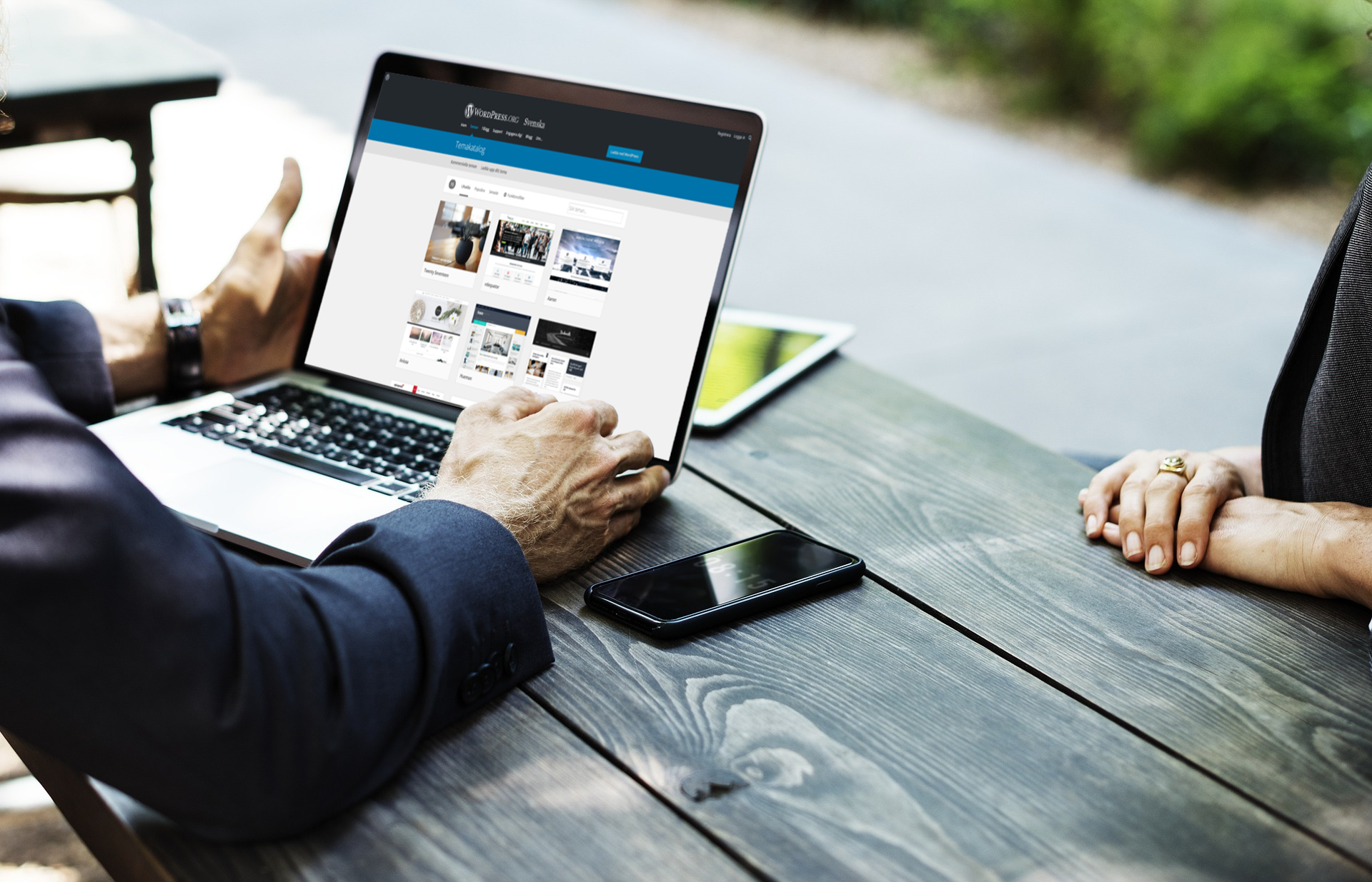 Bild på dator med WordPress, möte