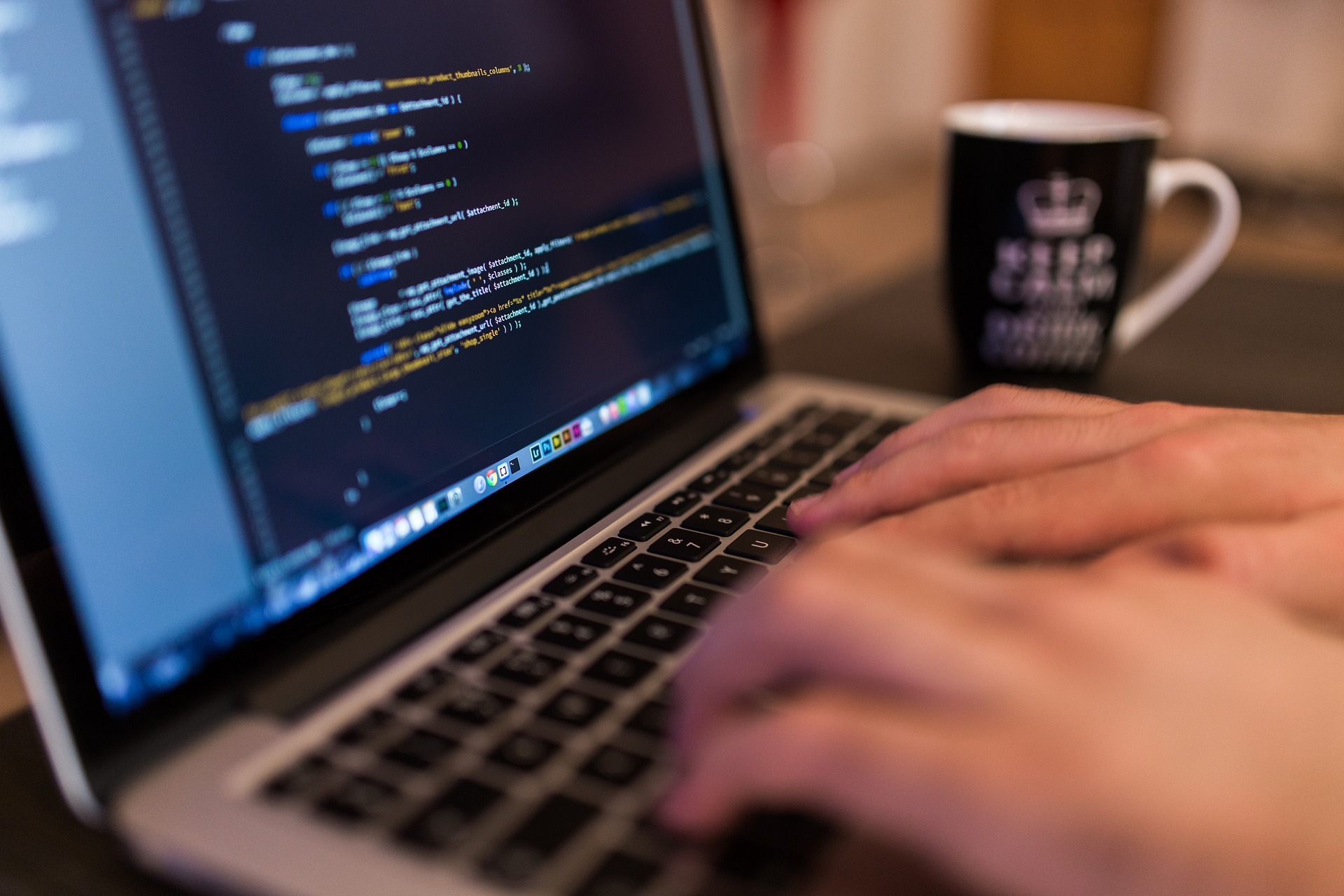 Bild på programmerare programmerar